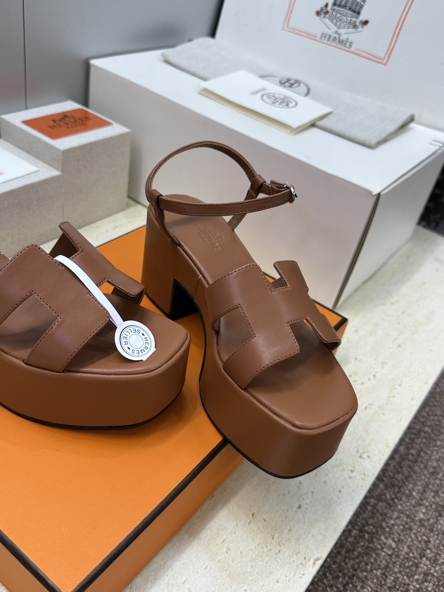(配全套飞机盒)莞产 代购级 爱马仕 Hermes 2026春夏新款 Lola 拼色粗跟女鞋  H家字母