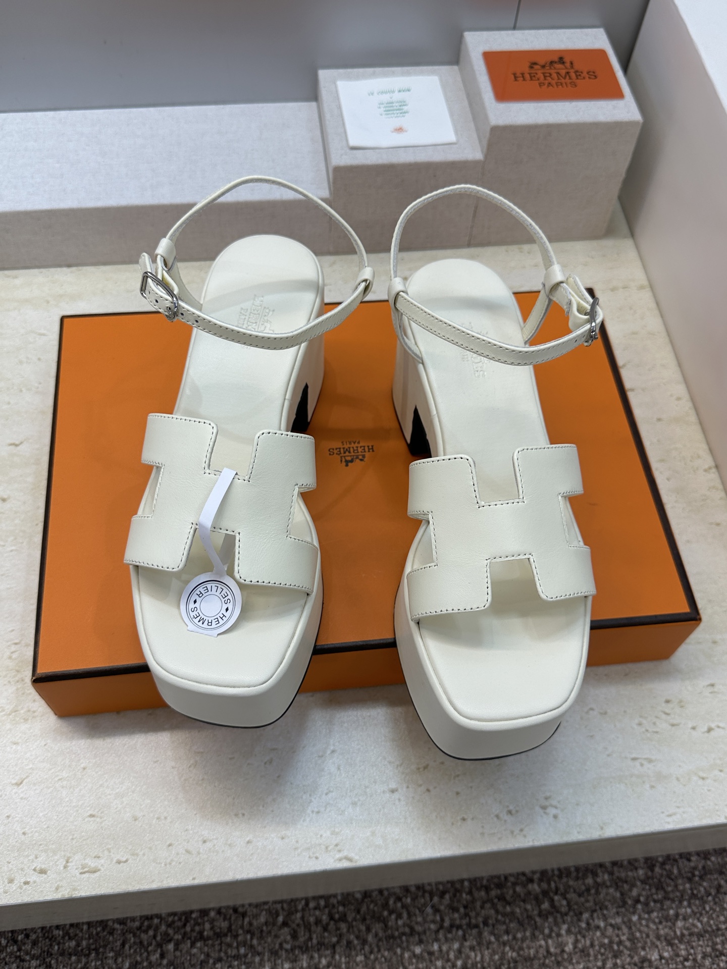 (配全套飞机盒)莞产 代购级 爱马仕 Hermes 2026春夏新款 Lola 拼色粗跟女鞋  H家字母