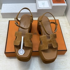 (配全套飞机盒)莞产 代购级 爱马仕 Hermes 2026春夏新款 Lola 拼色粗跟女鞋 H家字母 (配全套飞机盒)莞产 代购级 爱马仕 Hermes 2026春夏新款 Lola 拼色粗跟女鞋 H家字母