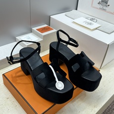 (配全套飞机盒)莞产 代购级 爱马仕 Hermes 2026春夏新款 Lola 拼色粗跟女鞋 H家字母 (配全套飞机盒)莞产 代购级 爱马仕 Hermes 2026春夏新款 Lola 拼色粗跟女鞋 H家字母