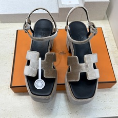 (配全套飞机盒)莞产 代购级 爱马仕 Hermes 2026春夏新款 Lola 拼色粗跟女鞋 H家字母 (配全套飞机盒)莞产 代购级 爱马仕 Hermes 2026春夏新款 Lola 拼色粗跟女鞋 H家字母