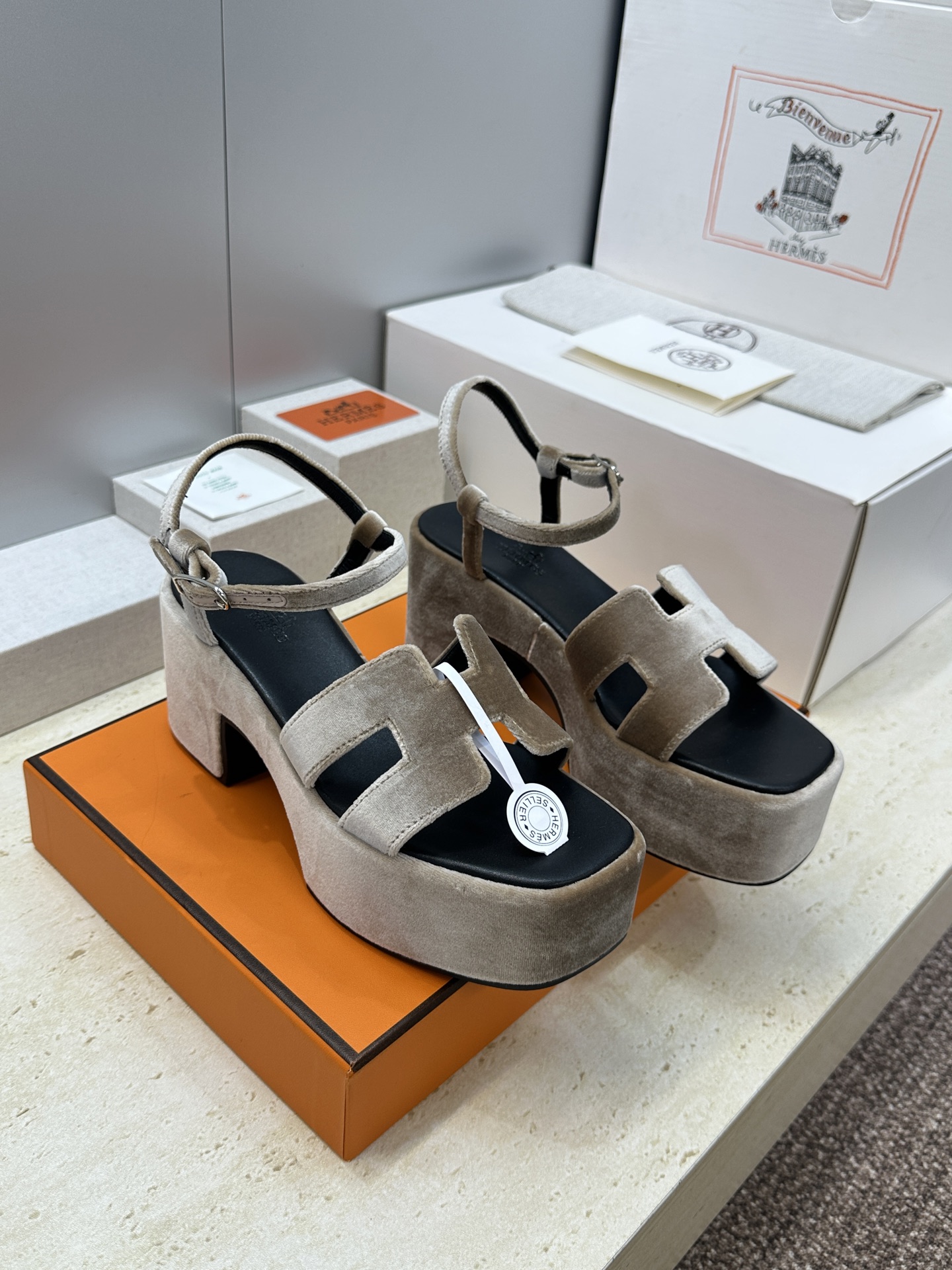 NO:814492,(With a complete set of airplane cases) Guangzhou purchasing agent Hermes 2026 spring and summer new style Lola color block thick heel women's shoes H family letter logo hardware buckle high heel thick bottom waterproof platform round toe Roman style ankle strap sandals Material upper imported calfskin / imported sheep leather / imported genuine velvet + water-dyed cowhide lining + original open mold anti-slip outsole Heel height: 7.5CM / waterproof platform: 5CM Size:  34-43 (34.40.41.42.43 customization is not returnable), sandals, hermes, hermes, sandals, slippers, cowhide, real silk, sheep19860909(配全套飞机盒) 莞产 代购级 爱马仕 Hermes 2026春夏新款 Lola 拼色粗跟女鞋 H家字母logo五金扣高跟厚底防水台圆头罗马风脚环绑带凉拖鞋 材质鞋面进口小牛皮 /进口羊猄皮/进口真丝绒+水染牛皮内里+原版开模防滑大底 跟高:7.5CM/防水台:5CM Size: 34-43(34.40.41.42.43定制不退换）,凉鞋,hermes,hermes,sandals,slippers,cowhide,real silk,sheep,Women's Shoes