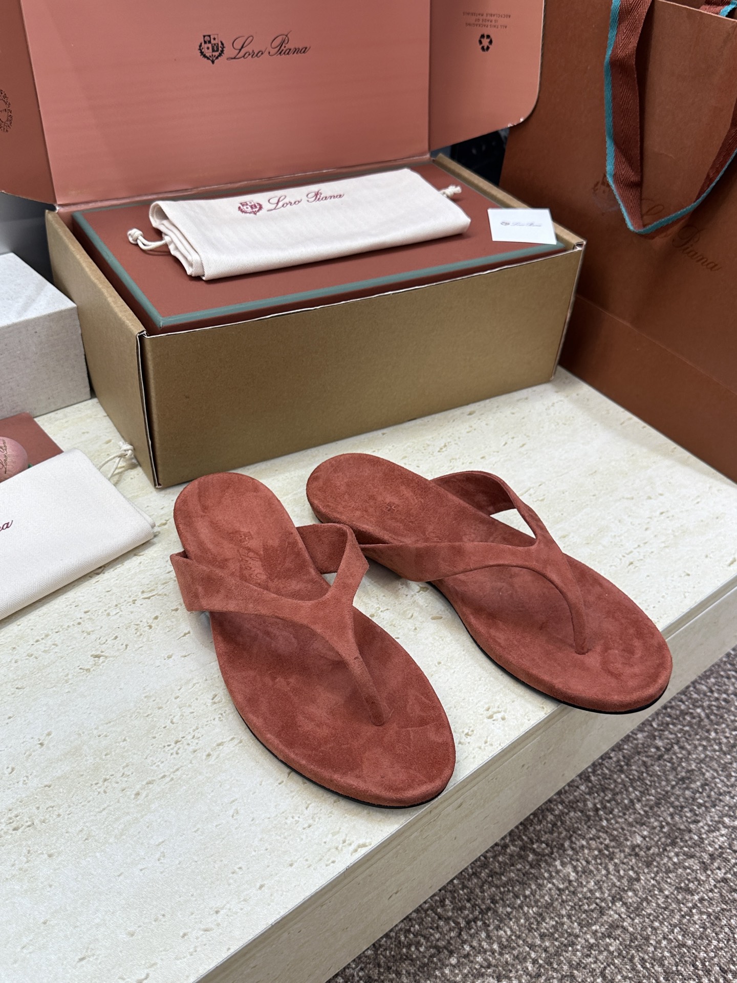 (配全套飞机盒)莞货 代购级 LORO PIANA 诺悠.翩雅 2026春夏新款果冻色女鞋 LP字母lo