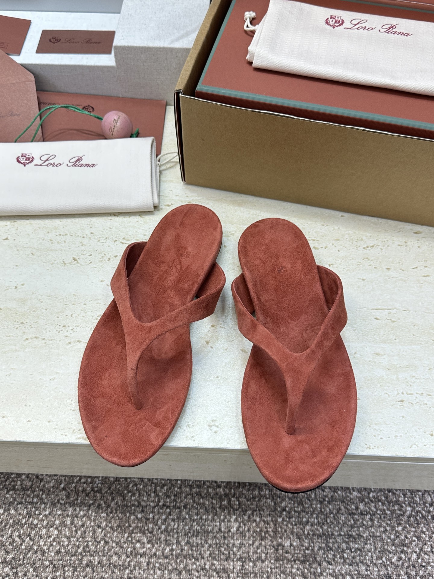 (配全套飞机盒)莞货 代购级 LORO PIANA 诺悠.翩雅 2026春夏新款果冻色女鞋 LP字母lo