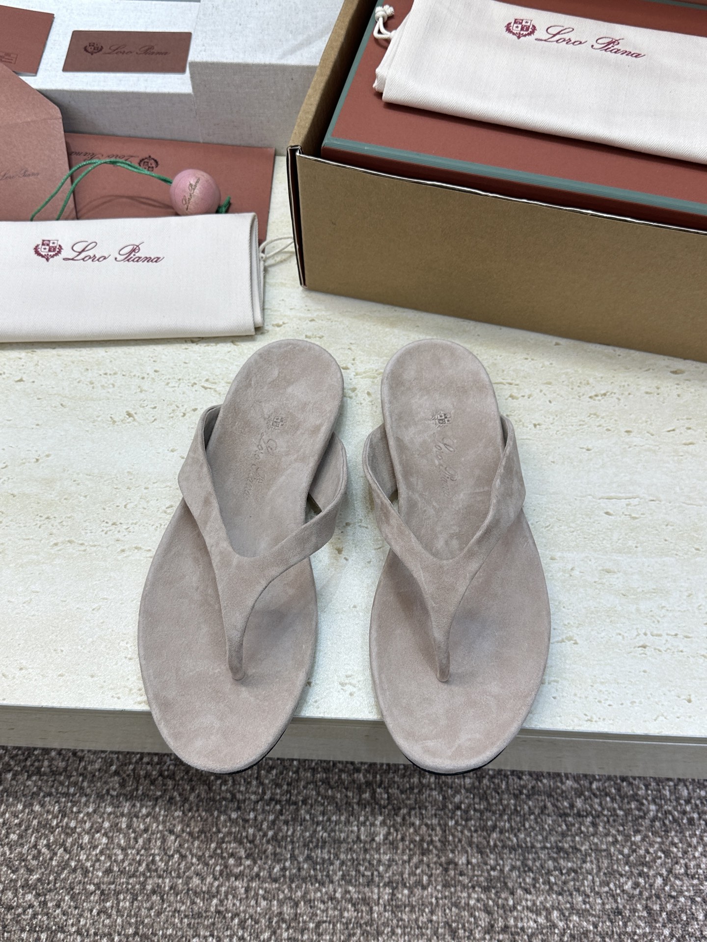 (配全套飞机盒)莞货 代购级 LORO PIANA 诺悠.翩雅 2026春夏新款果冻色女鞋 LP字母lo