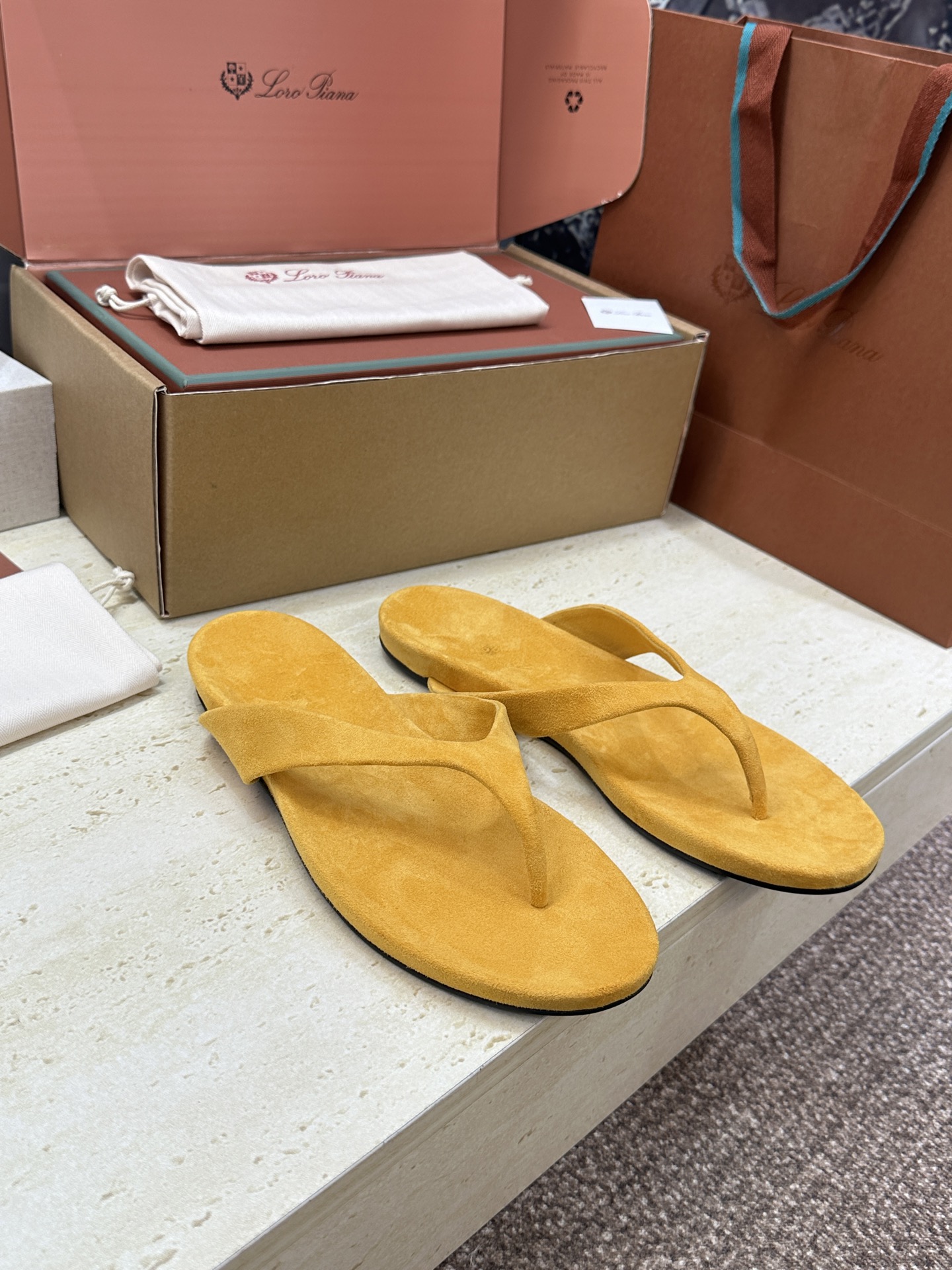 NO:814482,(With a complete set of airplane boxes) Dongguan purchasing agent LORO PIANA 2026 spring and summer new jelly color women's shoes LP letter logo flat bottom round toe flip-flop sandals Material: imported sheep leather upper + sheep leather lining + original open mold non-slip outsole Size: 35-41 (41 customized non-returnable), split-toe shoes, loro piana, loro  piana,sandals,sheep19860909(配全套飞机盒) 莞货 代购级 LORO PIANA 诺悠.翩雅 2026春夏新款果冻色女鞋 LP字母logo平底圆头夹趾人字拖凉鞋 材质:鞋面进口羊猄皮+羊猄皮内里+原版开模防滑大底 Size:35-41（41定制不退换),分趾鞋,loro piana,loro piana,sandals,sheep,Women's Shoes