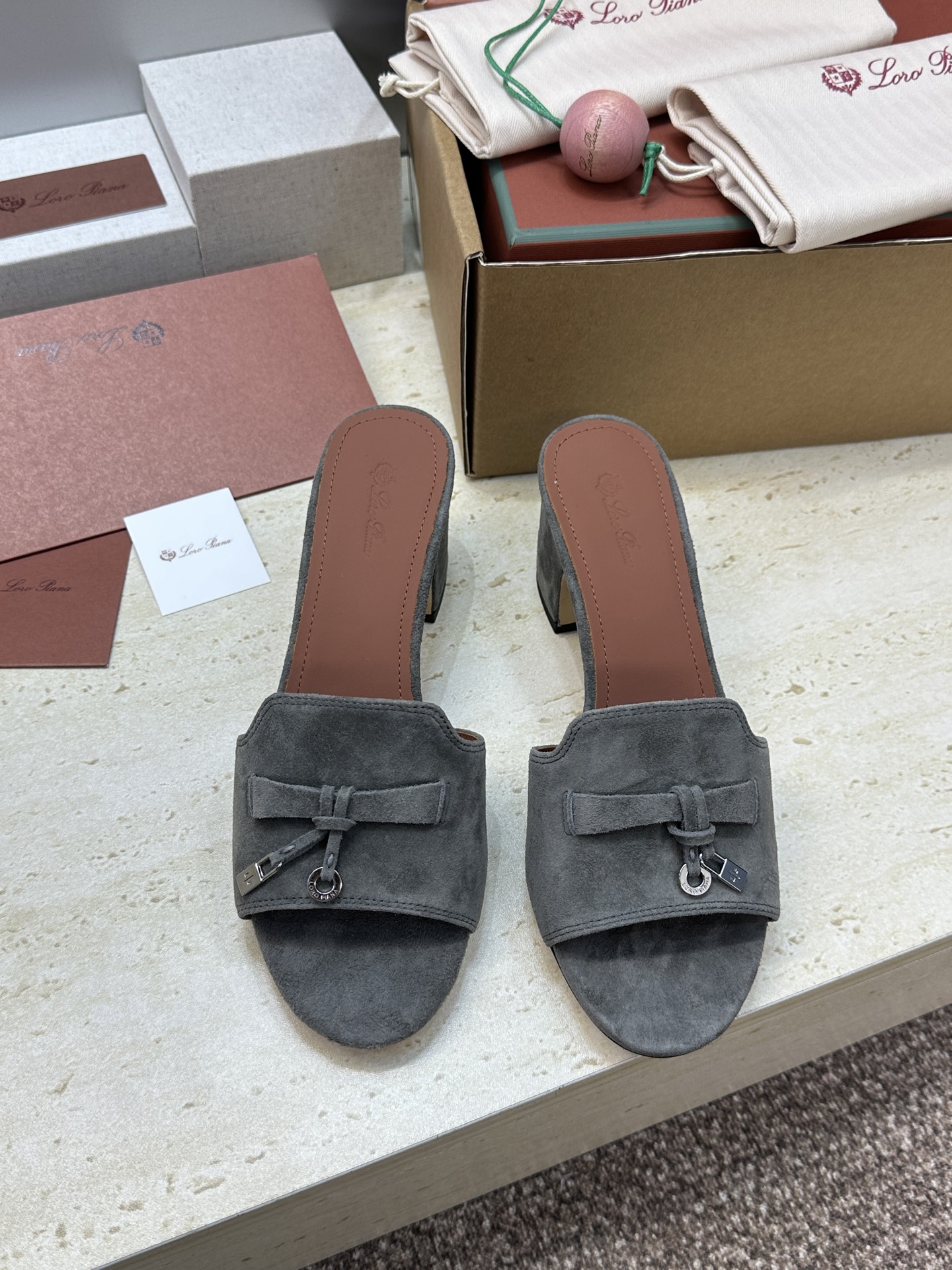 (配全套飞机盒)莞货 代购级 LORO PIANA 诺悠.翩雅 2026春夏新色粗跟流苏拼色一字拖高跟女