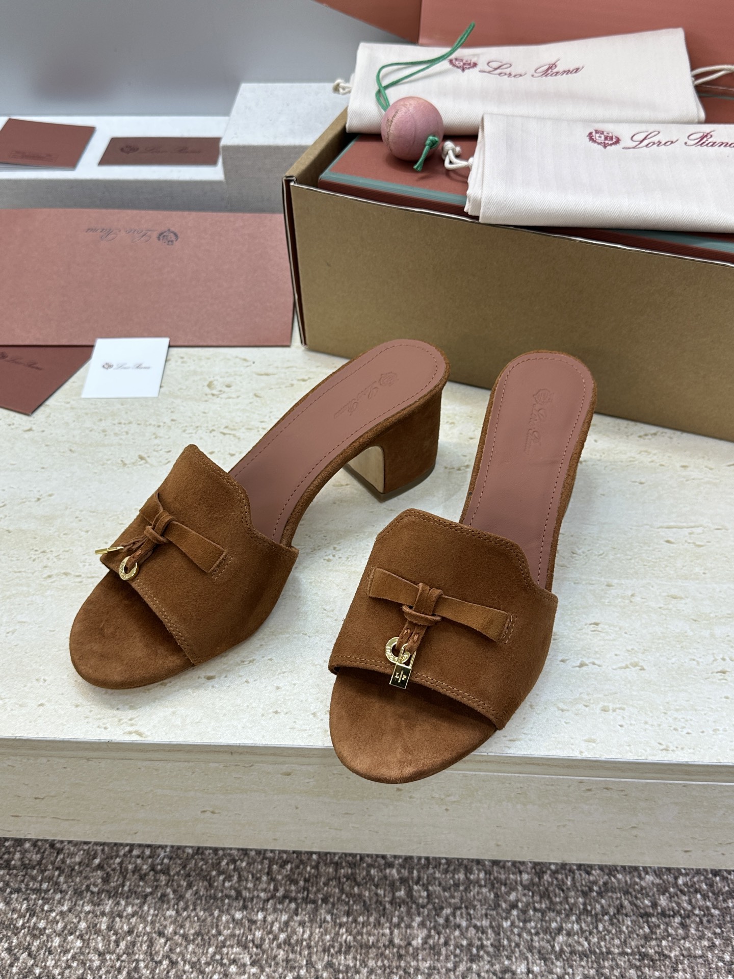 (配全套飞机盒)莞货 代购级 LORO PIANA 诺悠.翩雅 2026春夏新色粗跟流苏拼色一字拖高跟女