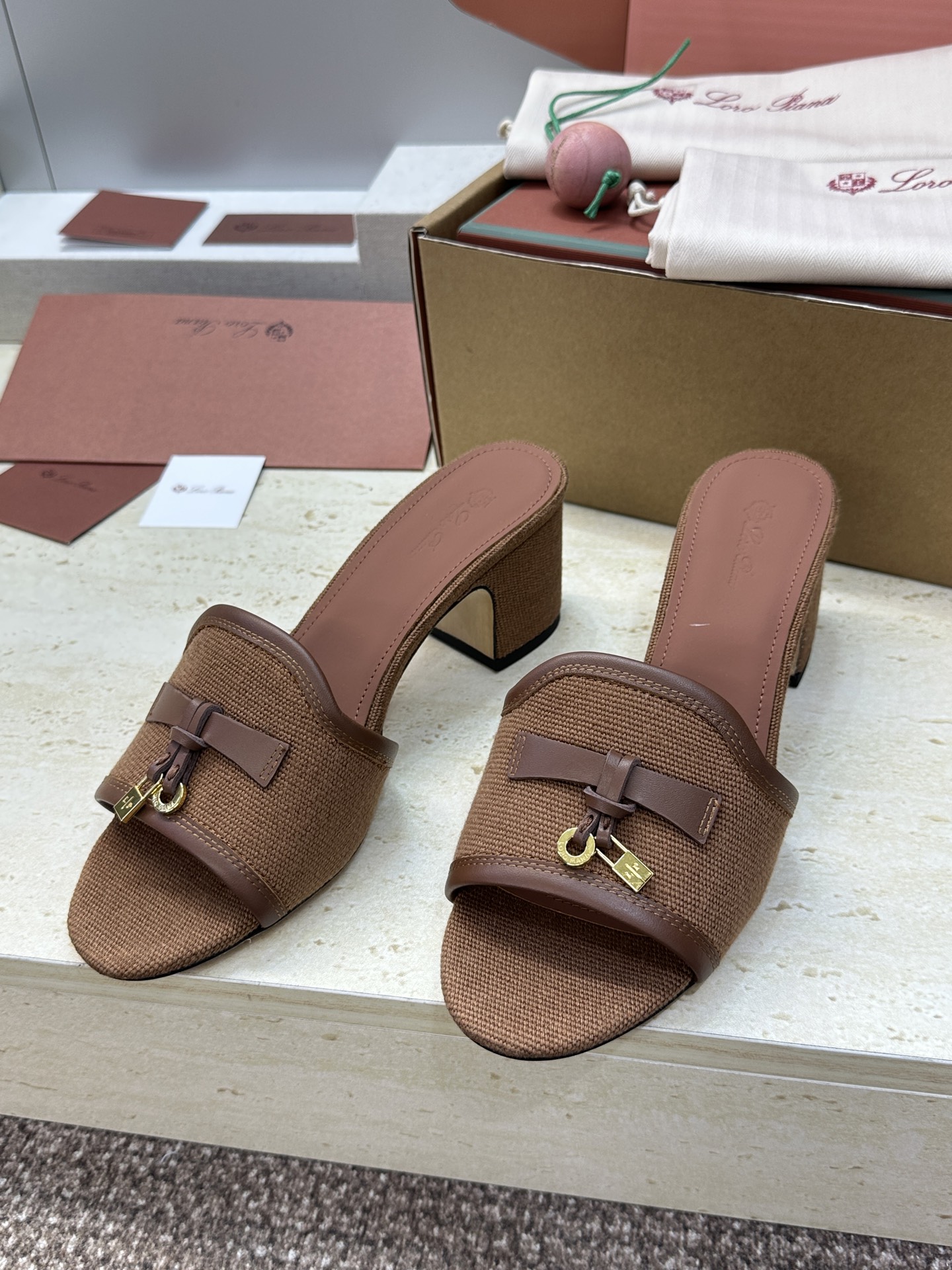 (配全套飞机盒)莞货 代购级 LORO PIANA 诺悠.翩雅 2026春夏新色粗跟流苏拼色一字拖高跟女