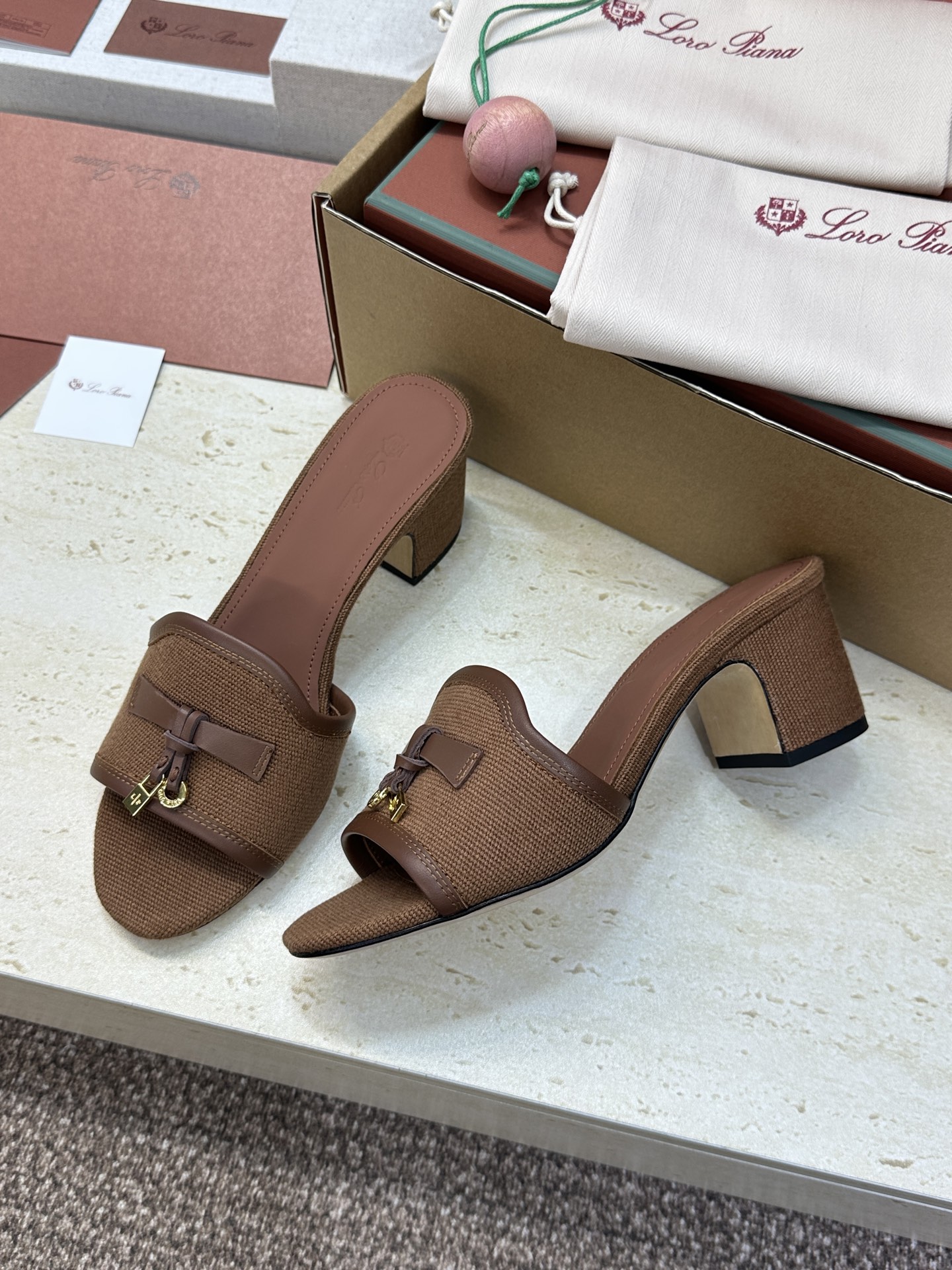 (配全套飞机盒)莞货 代购级 LORO PIANA 诺悠.翩雅 2026春夏新色粗跟流苏拼色一字拖高跟女