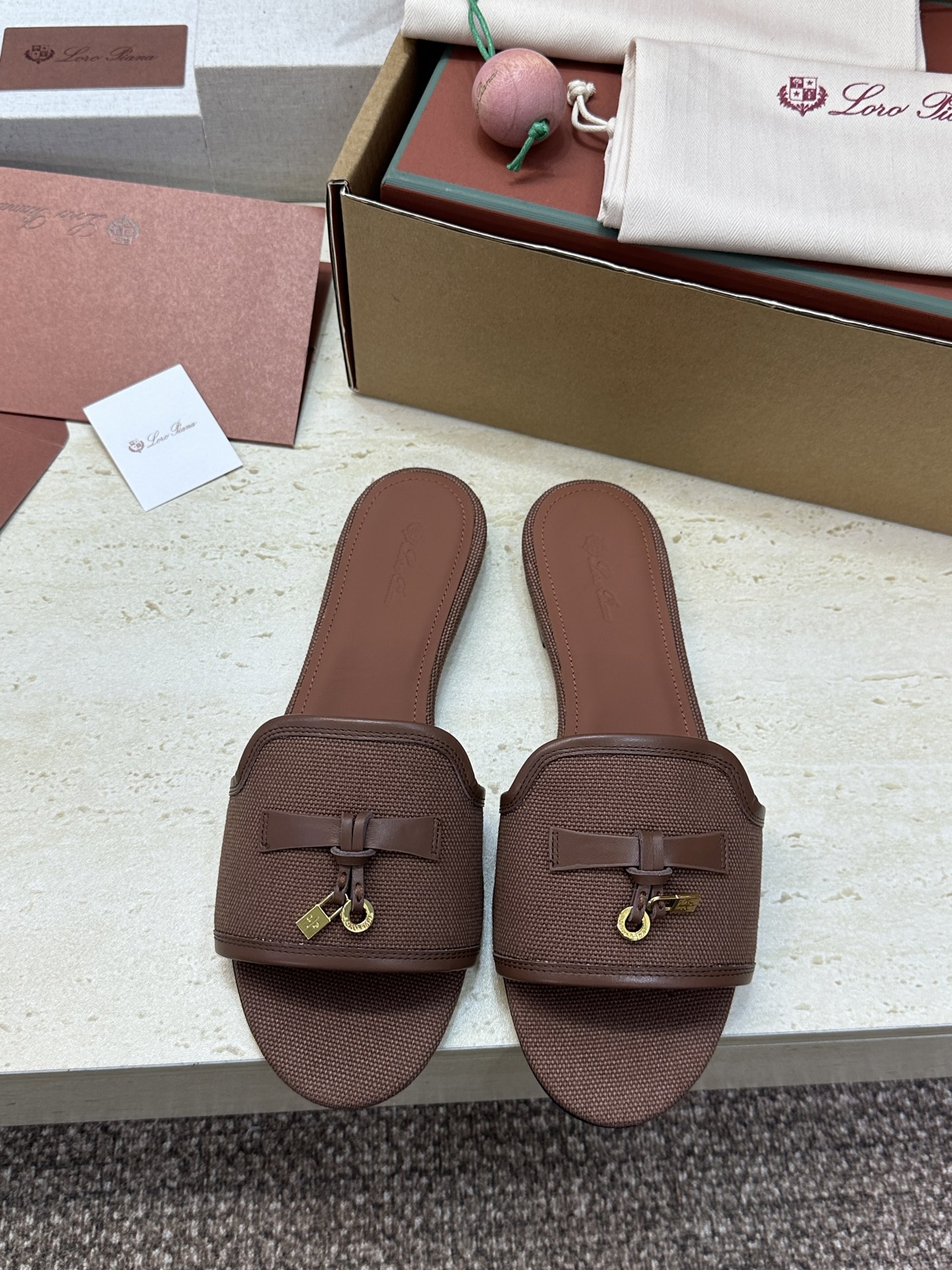 NO:814463,(With a complete set of airplane cases) Guanhuo purchasing agent LORO PIANA 2026 spring and summer new color thick heel tassel color block one-toe high-heeled women's shoes LP letter logo hardware buckle flat bottom round toe open toe sandals Material: upper imported environmentally friendly breathable canvas/imported sheep leather + water-dyed cowhide lining + Italian genuine leather outsole Heel height: flat heel/5.5CM  Size: 35-41 (40, 41 customized, non-refundable), slippers, loro piana, loro piana, slippers, cowhide, sheep, Leather soles19860909(配全套飞机盒) 莞货 代购级 LORO PIANA 诺悠.翩雅 2026春夏新色粗跟流苏拼色一字拖高跟女鞋 LP字母logo五金扣平底圆头露趾凉拖鞋 材质:鞋面进口环保透气帆布/进口羊猄皮+水染牛皮内里+意大利真皮大底 跟高:平跟/5.5CM Size:35-41（40,41定制不退换),拖鞋,loro piana,loro piana,slippers,cowhide,sheep,Leather soles,Women's Shoes