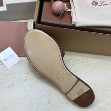 (配全套飞机盒)莞货 代购级 LORO PIANA 诺悠.翩雅 2026春夏新色粗跟流苏拼色一字拖高跟女 (配全套飞机盒)莞货 代购级 LORO PIANA 诺悠.翩雅 2026春夏新色粗跟流苏拼色一字拖高跟女