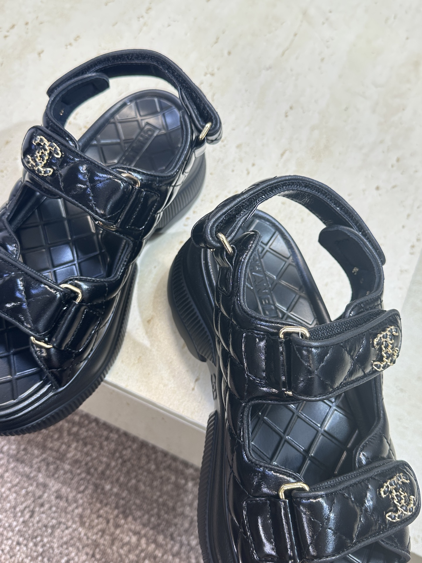CHANEL 香奈儿2026春夏新款时尚菱格电绣魔术贴沙滩女鞋  小香双C字母logo五金扣厚底圆头露趾