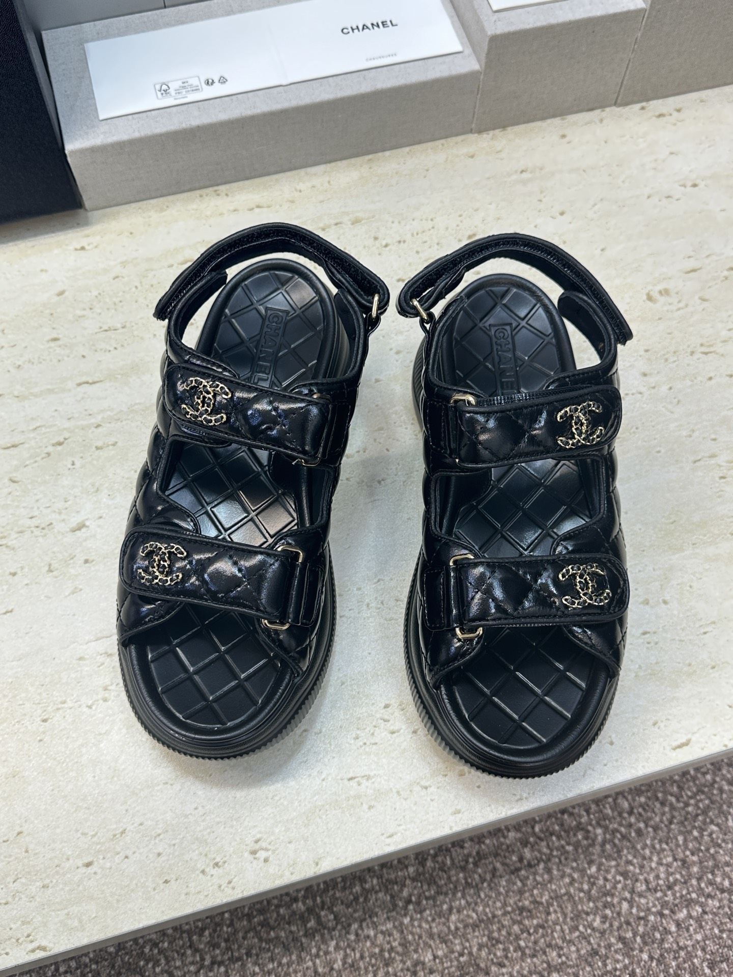 CHANEL 香奈儿2026春夏新款时尚菱格电绣魔术贴沙滩女鞋  小香双C字母logo五金扣厚底圆头露趾