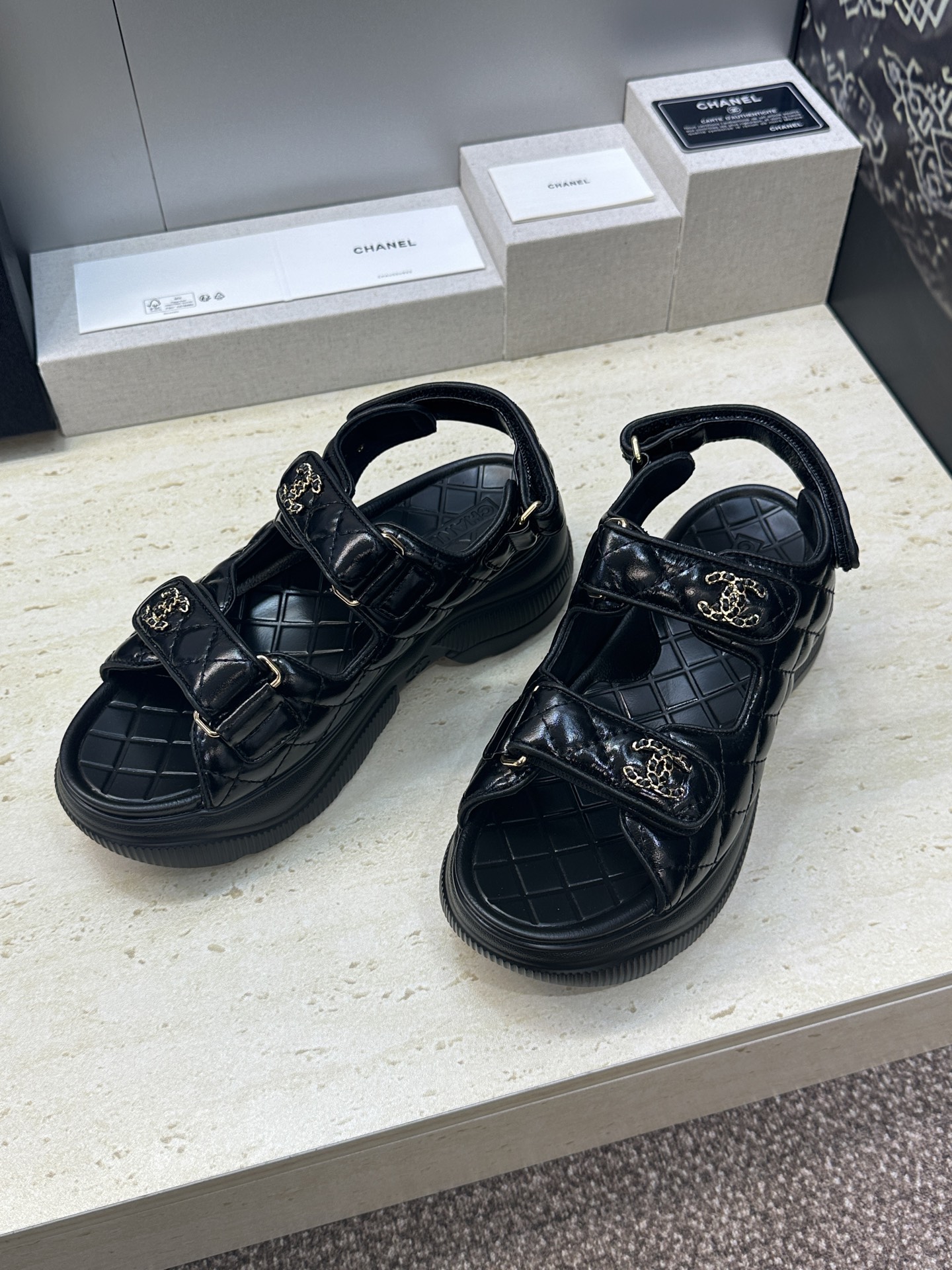 CHANEL 香奈儿2026春夏新款时尚菱格电绣魔术贴沙滩女鞋  小香双C字母logo五金扣厚底圆头露趾