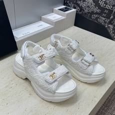 CHANEL 香奈儿2026春夏新款时尚菱格电绣魔术贴沙滩女鞋 小香双C字母logo五金扣厚底圆头露趾 CHANEL 香奈儿2026春夏新款时尚菱格电绣魔术贴沙滩女鞋 小香双C字母logo五金扣厚底圆头露趾