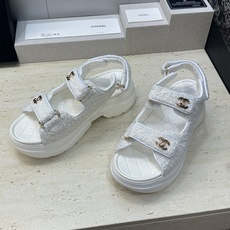 CHANEL 香奈儿2026春夏新款时尚菱格电绣魔术贴沙滩女鞋 小香双C字母logo五金扣厚底圆头露趾 CHANEL 香奈儿2026春夏新款时尚菱格电绣魔术贴沙滩女鞋 小香双C字母logo五金扣厚底圆头露趾