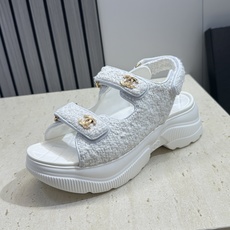 CHANEL 香奈儿2026春夏新款时尚菱格电绣魔术贴沙滩女鞋 小香双C字母logo五金扣厚底圆头露趾 CHANEL 香奈儿2026春夏新款时尚菱格电绣魔术贴沙滩女鞋 小香双C字母logo五金扣厚底圆头露趾