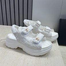CHANEL 香奈儿2026春夏新款时尚菱格电绣魔术贴沙滩女鞋 小香双C字母logo五金扣厚底圆头露趾 CHANEL 香奈儿2026春夏新款时尚菱格电绣魔术贴沙滩女鞋 小香双C字母logo五金扣厚底圆头露趾