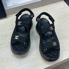 CHANEL 香奈儿2026春夏新款时尚菱格电绣魔术贴沙滩女鞋 小香双C字母logo五金扣厚底圆头露趾 CHANEL 香奈儿2026春夏新款时尚菱格电绣魔术贴沙滩女鞋 小香双C字母logo五金扣厚底圆头露趾
