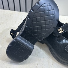 CHANEL 香奈儿2026春夏新款时尚菱格电绣魔术贴沙滩女鞋 小香双C字母logo五金扣厚底圆头露趾 CHANEL 香奈儿2026春夏新款时尚菱格电绣魔术贴沙滩女鞋 小香双C字母logo五金扣厚底圆头露趾