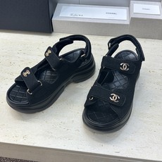 CHANEL 香奈儿2026春夏新款时尚菱格电绣魔术贴沙滩女鞋 小香双C字母logo五金扣厚底圆头露趾 CHANEL 香奈儿2026春夏新款时尚菱格电绣魔术贴沙滩女鞋 小香双C字母logo五金扣厚底圆头露趾
