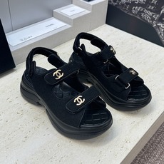 CHANEL 香奈儿2026春夏新款时尚菱格电绣魔术贴沙滩女鞋 小香双C字母logo五金扣厚底圆头露趾 CHANEL 香奈儿2026春夏新款时尚菱格电绣魔术贴沙滩女鞋 小香双C字母logo五金扣厚底圆头露趾