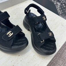 CHANEL 香奈儿2026春夏新款时尚菱格电绣魔术贴沙滩女鞋 小香双C字母logo五金扣厚底圆头露趾 CHANEL 香奈儿2026春夏新款时尚菱格电绣魔术贴沙滩女鞋 小香双C字母logo五金扣厚底圆头露趾