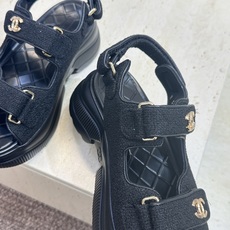 CHANEL 香奈儿2026春夏新款时尚菱格电绣魔术贴沙滩女鞋 小香双C字母logo五金扣厚底圆头露趾 CHANEL 香奈儿2026春夏新款时尚菱格电绣魔术贴沙滩女鞋 小香双C字母logo五金扣厚底圆头露趾