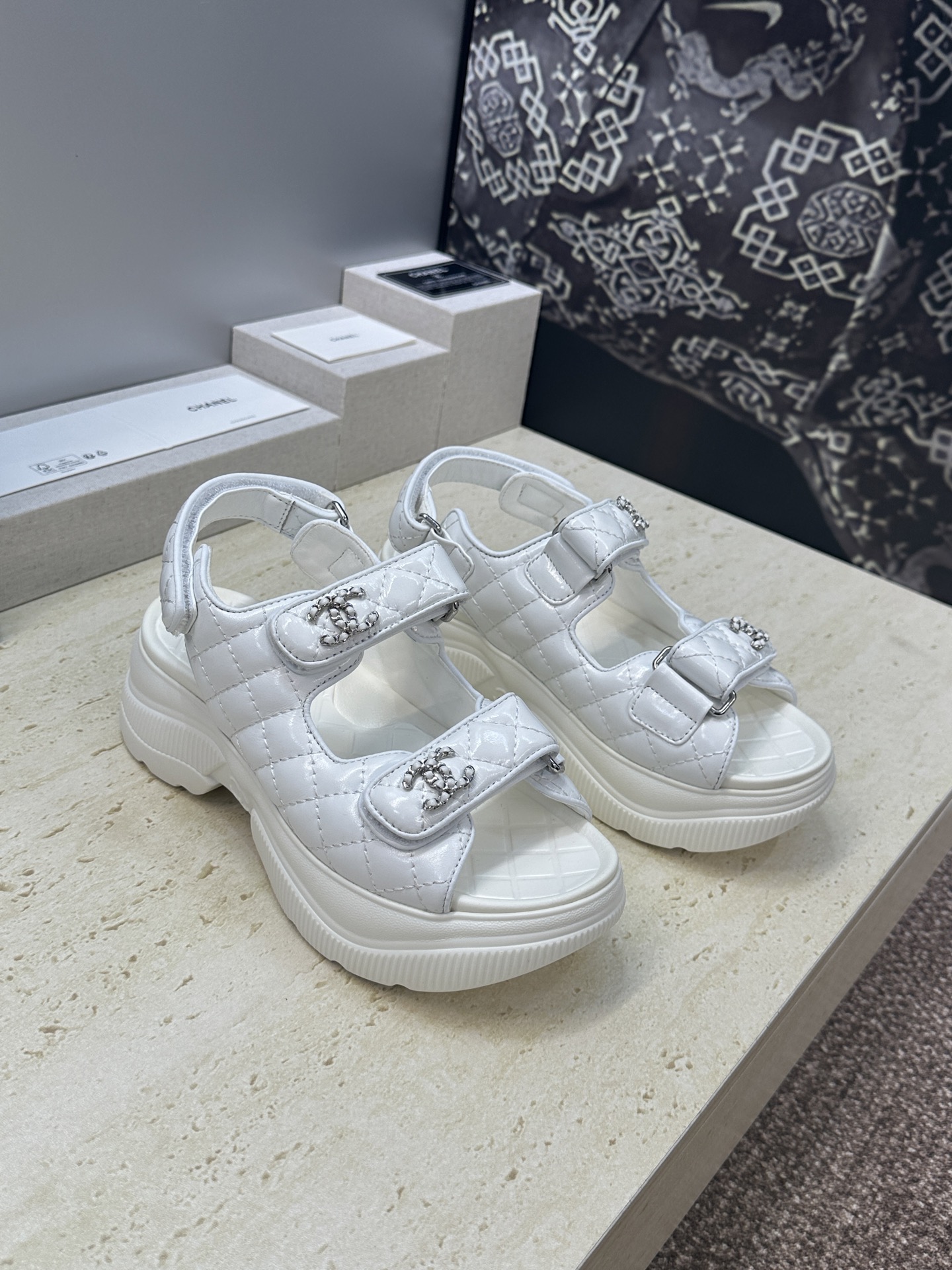 NO:814456,CHANEL Chanel 2026 spring and summer new fashion rhombus electric embroidery Velcro beach women's shoes Xiaoxiang double C letter logo hardware buckle thick-soled round toe open toe color matching sandals Material: upper imported wrinkled patent sheepskin/imported environmentally friendly breathable woolen cloth + water-dyed sheepskin lining + original open mold IP outsole size 35-41 (40.41 custom-made, non-refundable and non-exchangeable), sandals, chanel, chanel, sandals, sheepskin19860909CHANEL 香奈儿2026春夏新款时尚菱格电绣魔术贴沙滩女鞋 小香双C字母logo五金扣厚底圆头露趾拼色凉鞋 材质:鞋面进口皱漆羊皮/进口环保透气毛呢布+水染羊皮内里+原版开模IP大底 size35-41(40.41定做不退不换）,凉鞋,chanel,chanel,sandals,sheepskin,Women's Shoes
