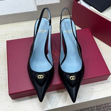 Valentino 华伦天奴2026春夏新款时尚爱心桃装饰拼色女鞋 V家字母logo五金扣高跟尖头后空凉 Valentino 华伦天奴2026春夏新款时尚爱心桃装饰拼色女鞋 V家字母logo五金扣高跟尖头后空凉
