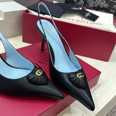 Valentino 华伦天奴2026春夏新款时尚爱心桃装饰拼色女鞋 V家字母logo五金扣高跟尖头后空凉 Valentino 华伦天奴2026春夏新款时尚爱心桃装饰拼色女鞋 V家字母logo五金扣高跟尖头后空凉