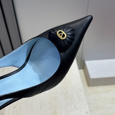 Valentino 华伦天奴2026春夏新款时尚爱心桃装饰拼色女鞋 V家字母logo五金扣高跟尖头后空凉 Valentino 华伦天奴2026春夏新款时尚爱心桃装饰拼色女鞋 V家字母logo五金扣高跟尖头后空凉