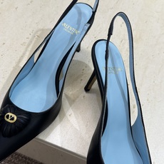 Valentino 华伦天奴2026春夏新款时尚爱心桃装饰拼色女鞋 V家字母logo五金扣高跟尖头后空凉 Valentino 华伦天奴2026春夏新款时尚爱心桃装饰拼色女鞋 V家字母logo五金扣高跟尖头后空凉