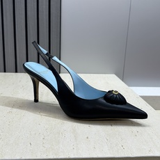 Valentino 华伦天奴2026春夏新款时尚爱心桃装饰拼色女鞋 V家字母logo五金扣高跟尖头后空凉 Valentino 华伦天奴2026春夏新款时尚爱心桃装饰拼色女鞋 V家字母logo五金扣高跟尖头后空凉