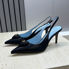 Valentino 华伦天奴2026春夏新款时尚爱心桃装饰拼色女鞋 V家字母logo五金扣高跟尖头后空凉 Valentino 华伦天奴2026春夏新款时尚爱心桃装饰拼色女鞋 V家字母logo五金扣高跟尖头后空凉