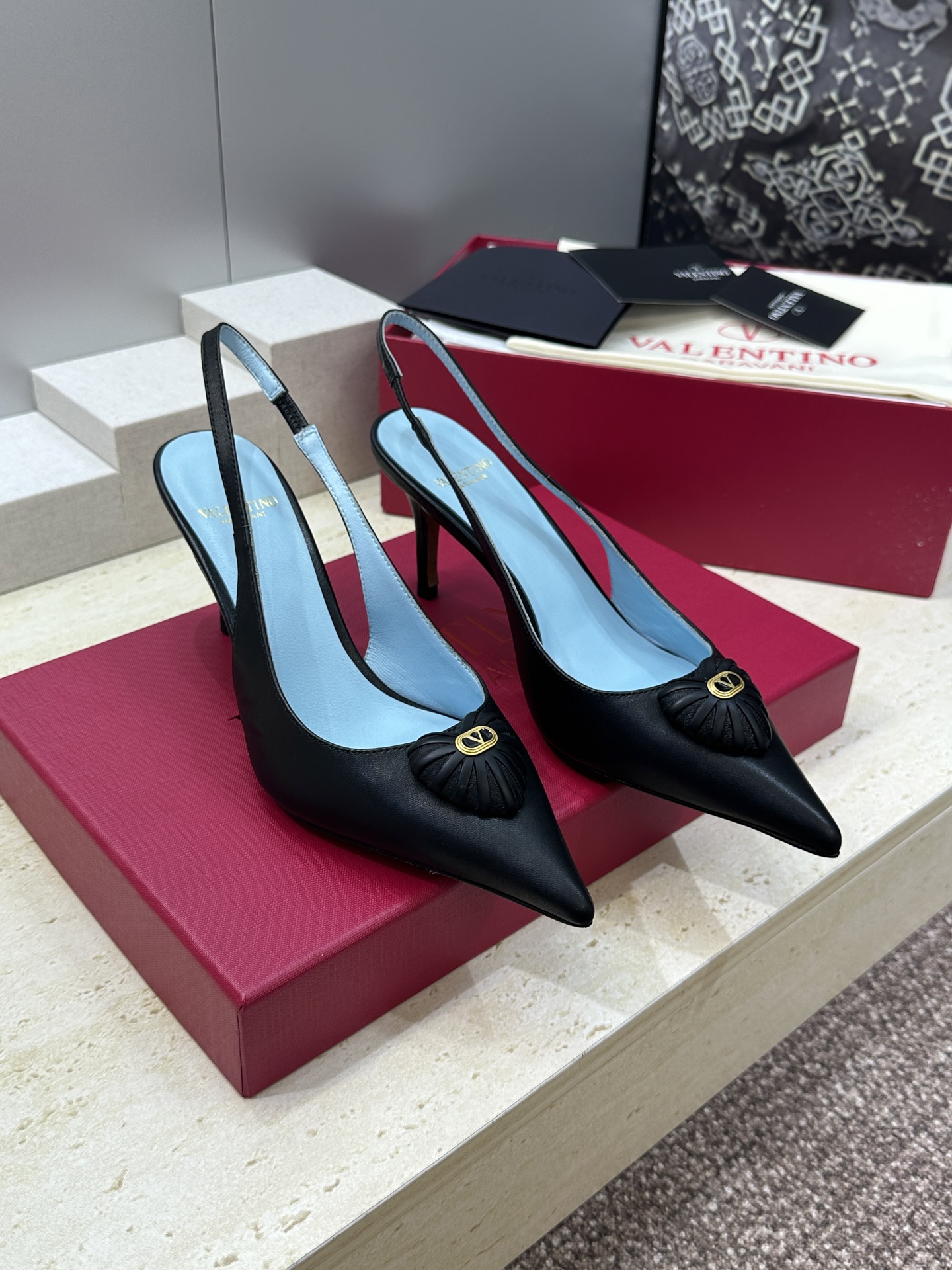 Valentino 华伦天奴2026春夏新款时尚爱心桃装饰拼色女鞋 V家字母logo五金扣高跟尖头后空凉