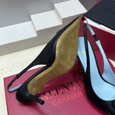 Valentino 华伦天奴2026春夏新款时尚爱心桃装饰拼色女鞋 V家字母logo五金扣高跟尖头后空凉 Valentino 华伦天奴2026春夏新款时尚爱心桃装饰拼色女鞋 V家字母logo五金扣高跟尖头后空凉