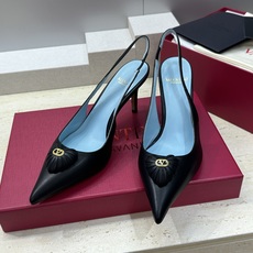 Valentino 华伦天奴2026春夏新款时尚爱心桃装饰拼色女鞋 V家字母logo五金扣高跟尖头后空凉 Valentino 华伦天奴2026春夏新款时尚爱心桃装饰拼色女鞋 V家字母logo五金扣高跟尖头后空凉