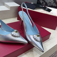 Valentino 华伦天奴2026春夏新款时尚爱心桃装饰拼色女鞋 V家字母logo五金扣高跟尖头后空凉 Valentino 华伦天奴2026春夏新款时尚爱心桃装饰拼色女鞋 V家字母logo五金扣高跟尖头后空凉