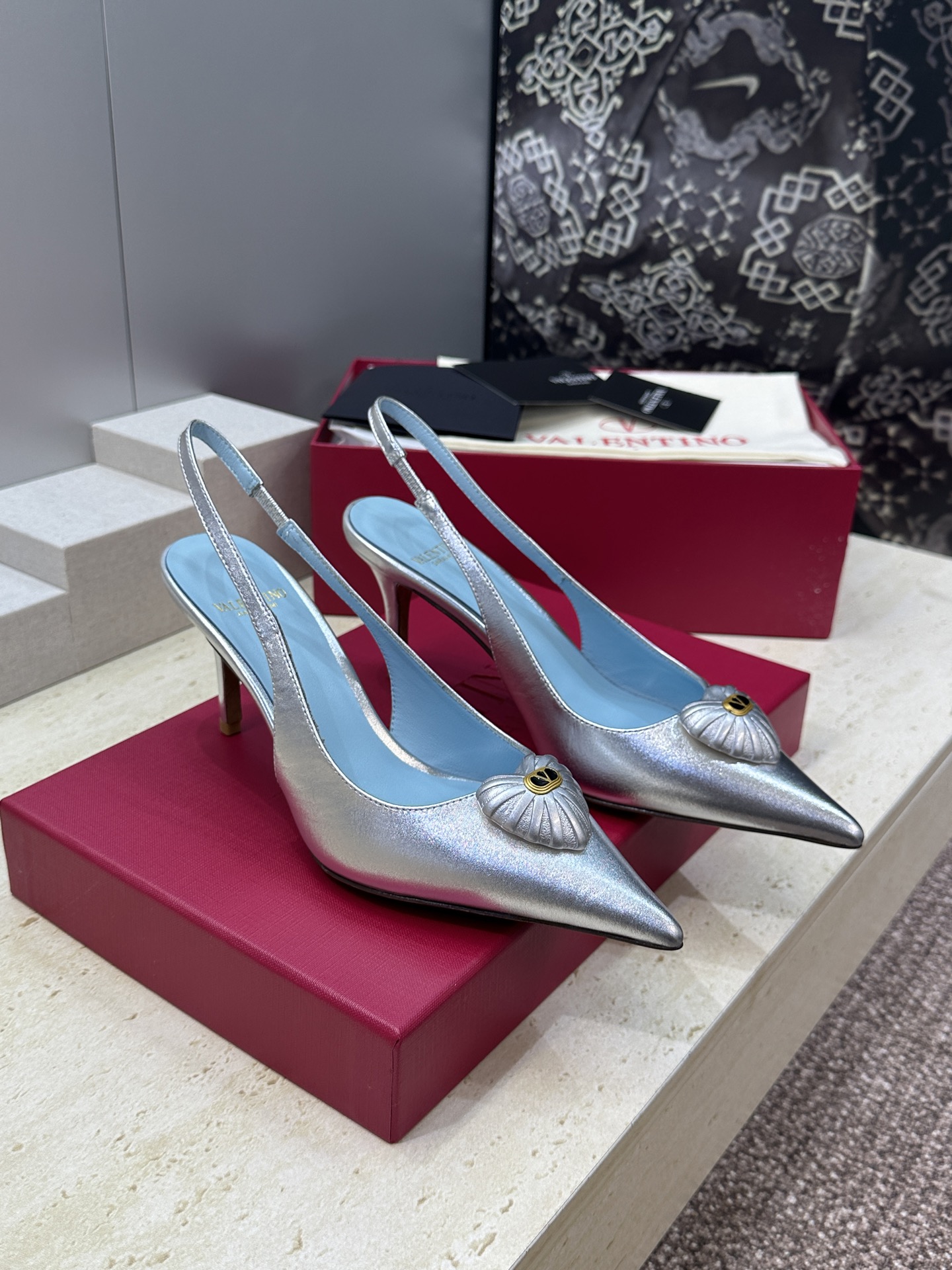 Valentino 华伦天奴2026春夏新款时尚爱心桃装饰拼色女鞋 V家字母logo五金扣高跟尖头后空凉