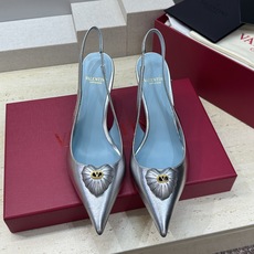 Valentino 华伦天奴2026春夏新款时尚爱心桃装饰拼色女鞋 V家字母logo五金扣高跟尖头后空凉 Valentino 华伦天奴2026春夏新款时尚爱心桃装饰拼色女鞋 V家字母logo五金扣高跟尖头后空凉