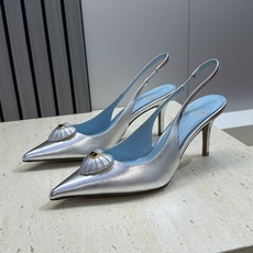 Valentino 华伦天奴2026春夏新款时尚爱心桃装饰拼色女鞋 V家字母logo五金扣高跟尖头后空凉 Valentino 华伦天奴2026春夏新款时尚爱心桃装饰拼色女鞋 V家字母logo五金扣高跟尖头后空凉