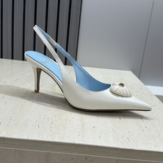 Valentino 华伦天奴2026春夏新款时尚爱心桃装饰拼色女鞋 V家字母logo五金扣高跟尖头后空凉 Valentino 华伦天奴2026春夏新款时尚爱心桃装饰拼色女鞋 V家字母logo五金扣高跟尖头后空凉