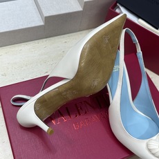 Valentino 华伦天奴2026春夏新款时尚爱心桃装饰拼色女鞋 V家字母logo五金扣高跟尖头后空凉 Valentino 华伦天奴2026春夏新款时尚爱心桃装饰拼色女鞋 V家字母logo五金扣高跟尖头后空凉