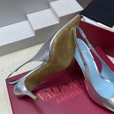 Valentino 华伦天奴2026春夏新款时尚爱心桃装饰拼色女鞋 V家字母logo五金扣高跟尖头后空凉 Valentino 华伦天奴2026春夏新款时尚爱心桃装饰拼色女鞋 V家字母logo五金扣高跟尖头后空凉