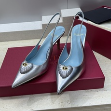 Valentino 华伦天奴2026春夏新款时尚爱心桃装饰拼色女鞋 V家字母logo五金扣高跟尖头后空凉 Valentino 华伦天奴2026春夏新款时尚爱心桃装饰拼色女鞋 V家字母logo五金扣高跟尖头后空凉