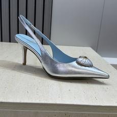 Valentino 华伦天奴2026春夏新款时尚爱心桃装饰拼色女鞋 V家字母logo五金扣高跟尖头后空凉 Valentino 华伦天奴2026春夏新款时尚爱心桃装饰拼色女鞋 V家字母logo五金扣高跟尖头后空凉