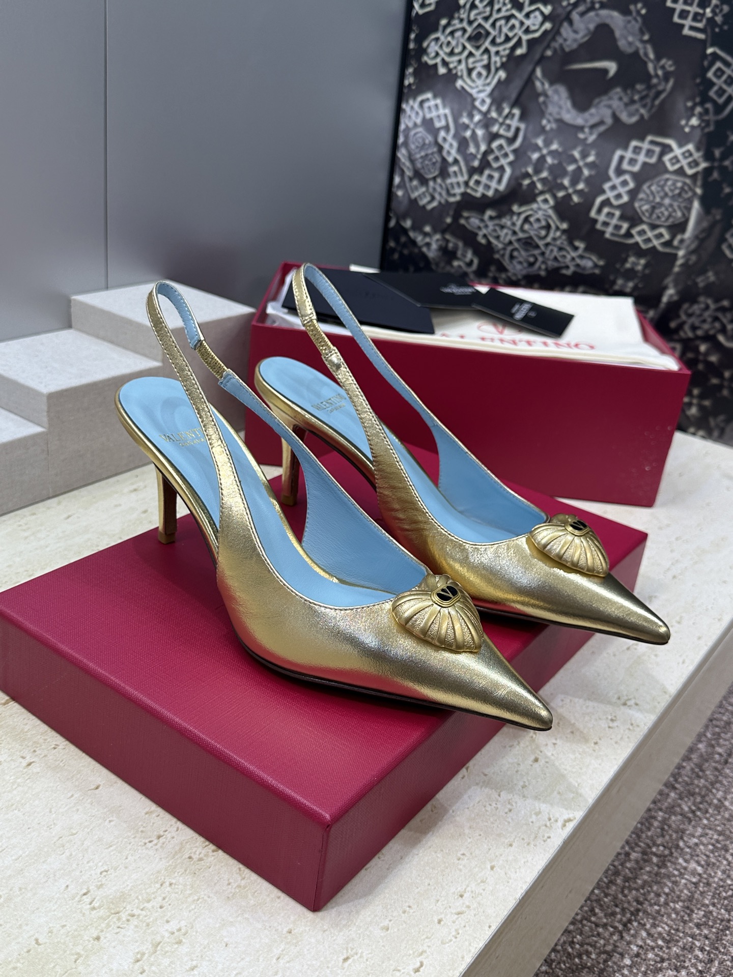Valentino 华伦天奴2026春夏新款时尚爱心桃装饰拼色女鞋 V家字母logo五金扣高跟尖头后空凉