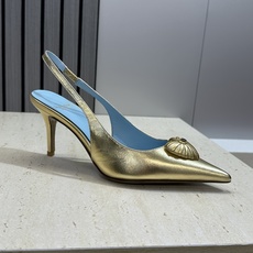 Valentino 华伦天奴2026春夏新款时尚爱心桃装饰拼色女鞋 V家字母logo五金扣高跟尖头后空凉 Valentino 华伦天奴2026春夏新款时尚爱心桃装饰拼色女鞋 V家字母logo五金扣高跟尖头后空凉